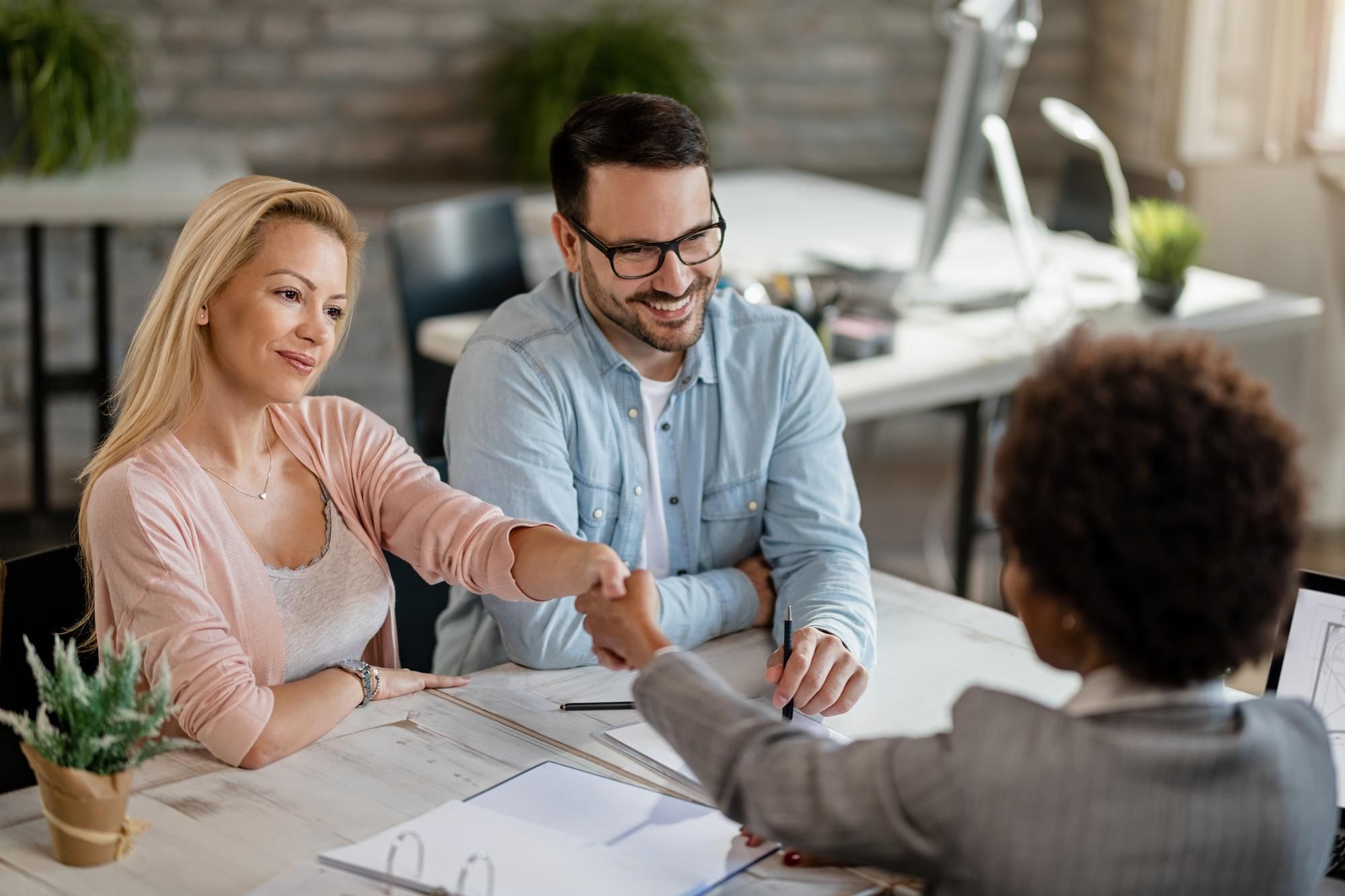 couple receiving loan-peopl...