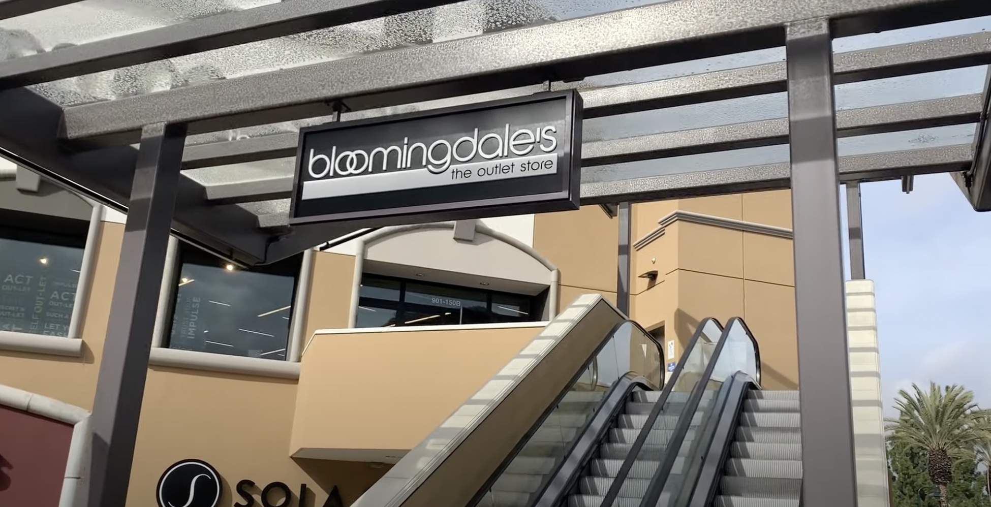 bloomingdales store front