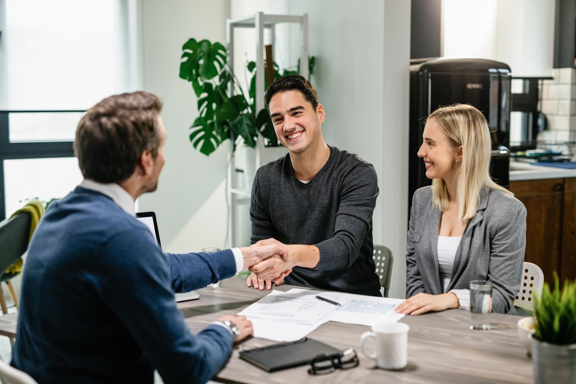 couple receiving loan-offic...